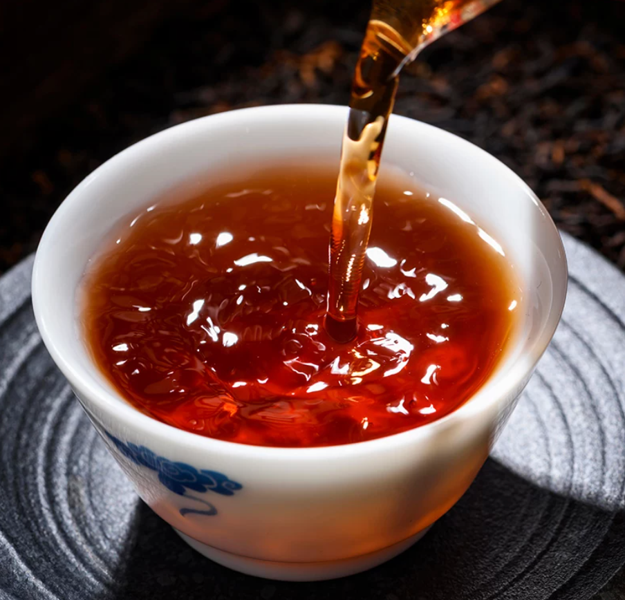 Miniatyrbild: Gong Ting Pu-erh te med mörkröd teinfusion i kopp