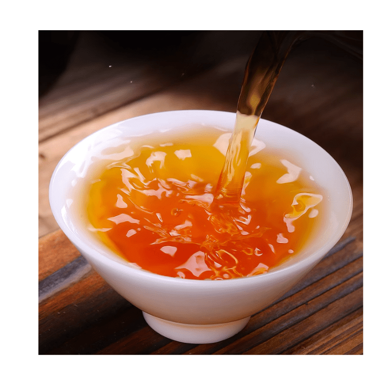 Miniatyrbild: Bryggt Chenpi Shoumei vitt te – gyllene teinfusion med söt, citrusaktig och varm arom.