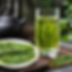 Tai Ping Hou Kui grönt te med långa blad i glas och ljusgrön teinfusion