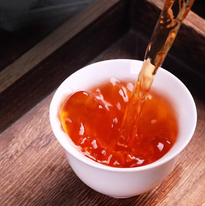 Bryggd Keemun Svart Te med varm bärnstensfärg och elegant arom