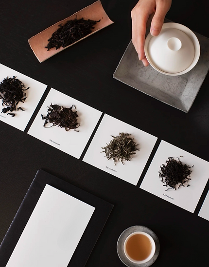 Upplägg av teprovning med kinesiska teblad och gaiwan – symbol för Gooteas tehus, kvalitet och ceremoniell upplevelse