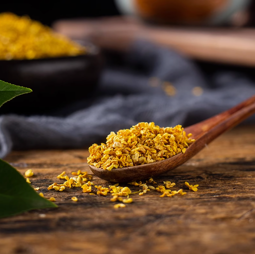 Närbild av Golden Osmanthus som sprids på bordet – symbol för höst och söt arom i kinesisk tekultur.