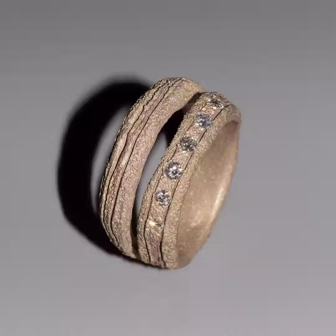 [004] ANELLO DUE FASCE IN ORO MUTO E DIAMANTI