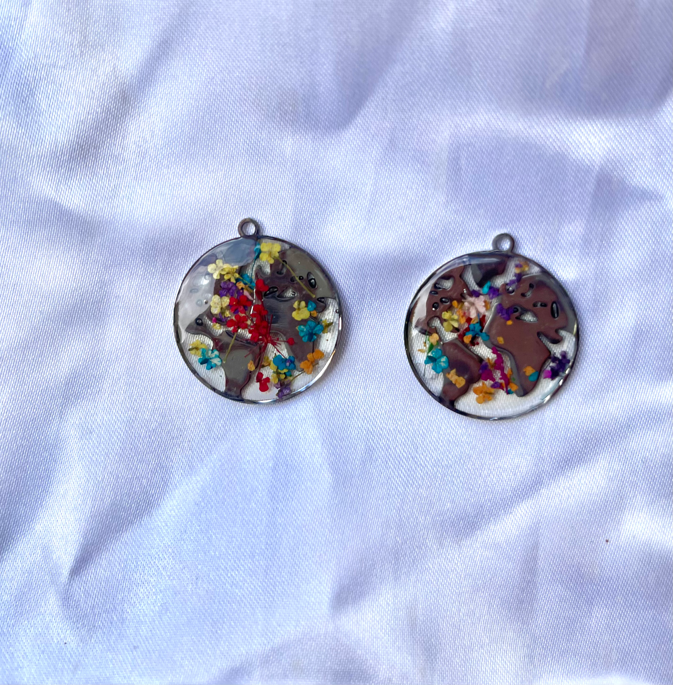 Collana mondo con veri fiori e resina