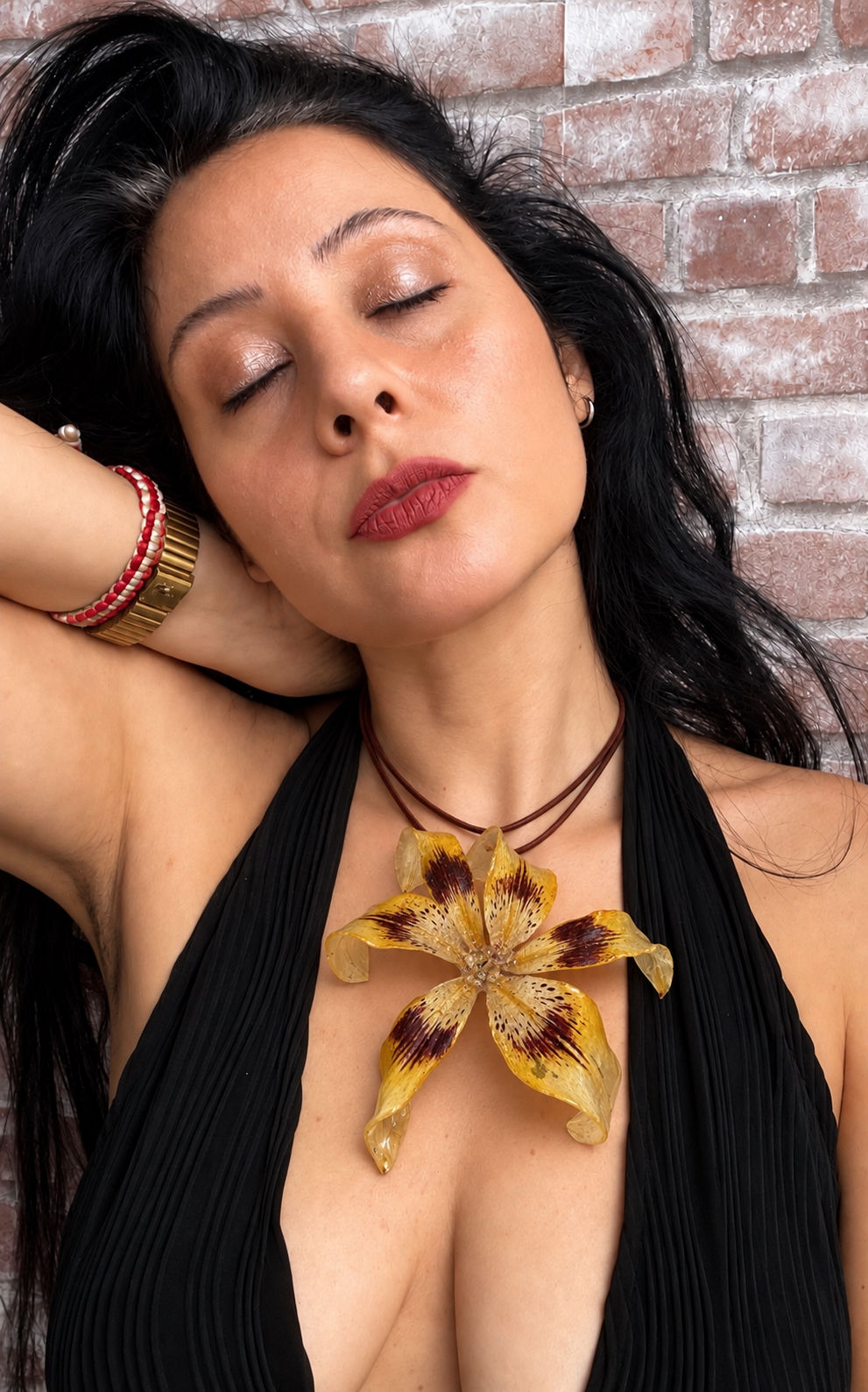 Collier Lys doré en résine – Bijou floral artisanal unique 🌼✨