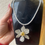 Miniatura: Collana con mini narciso bianco – Eleganza delicata da indossare ✨