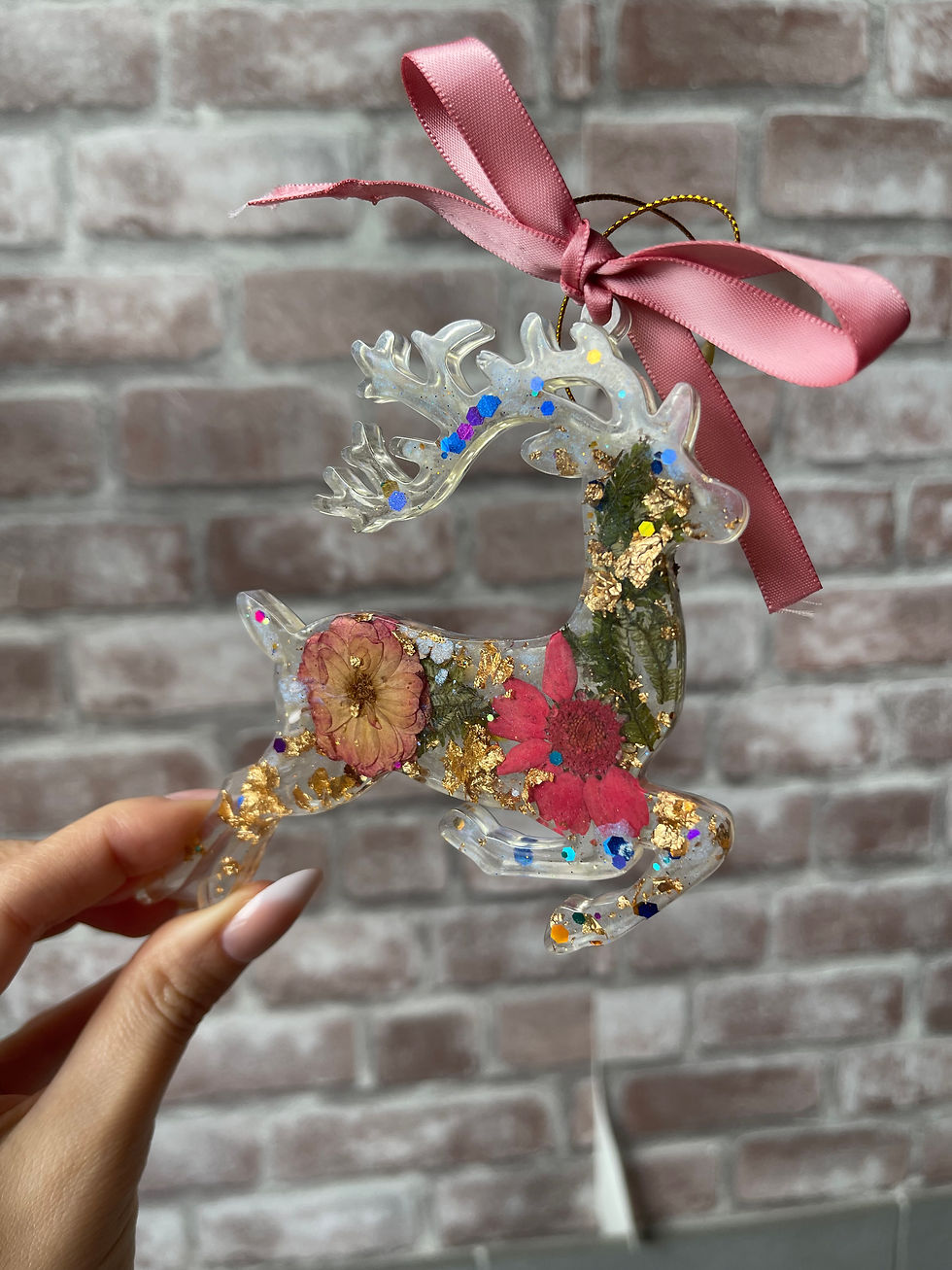 Thumbnail: Renne di Natale in Resina con Fiori Naturali Essiccati | Decorazione Natalizia A