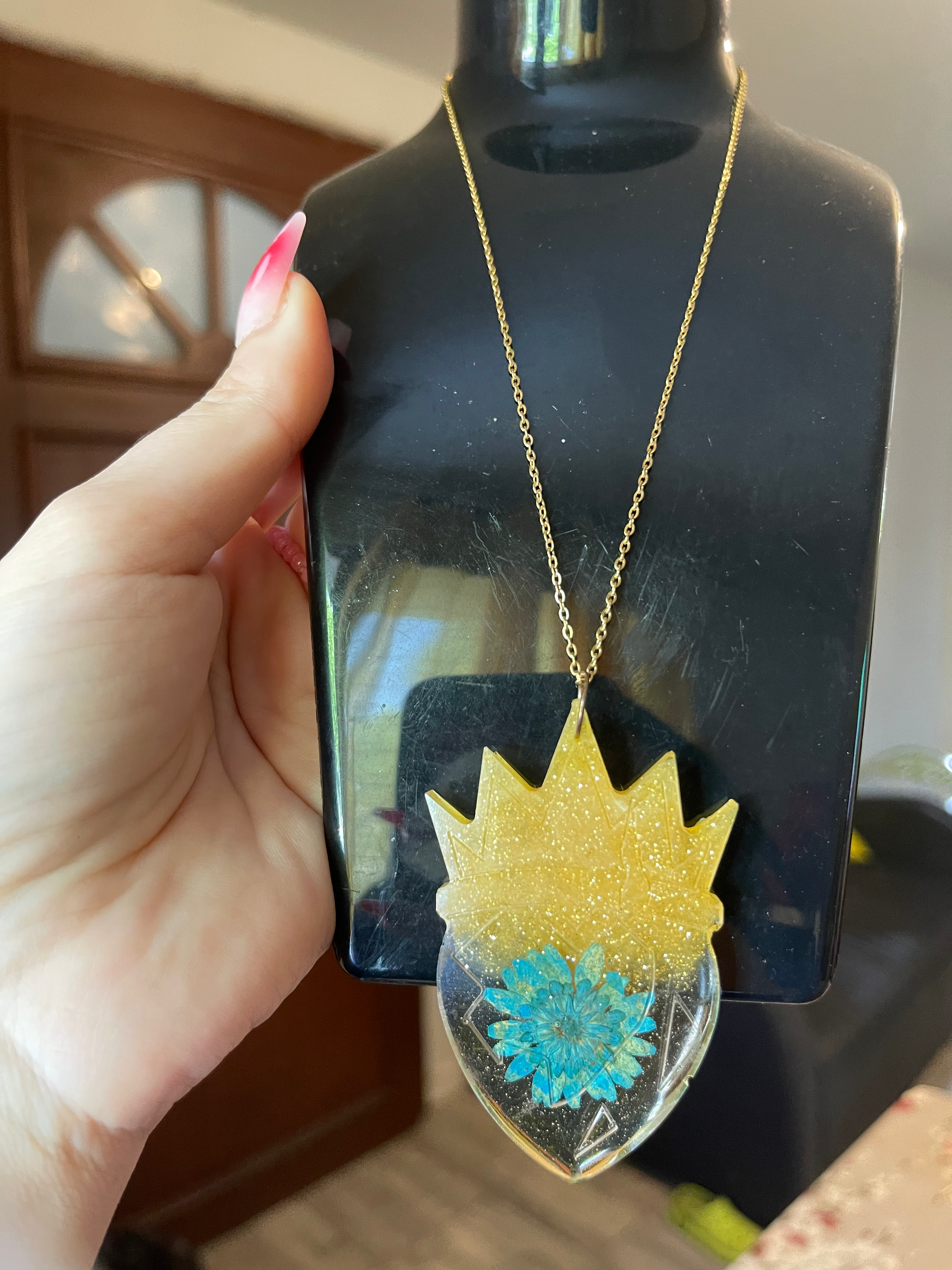 Collana artigianale cuore con corona e fiore blu – Eleganza regale in un tocco f