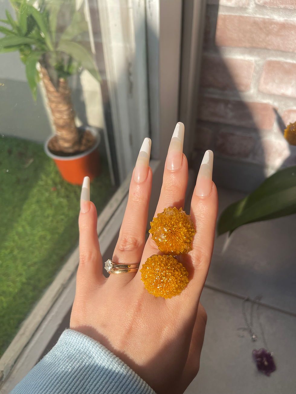 Thumbnail: Orecchini con veri fiori gialli e glitter oro – fiori naturali in resina