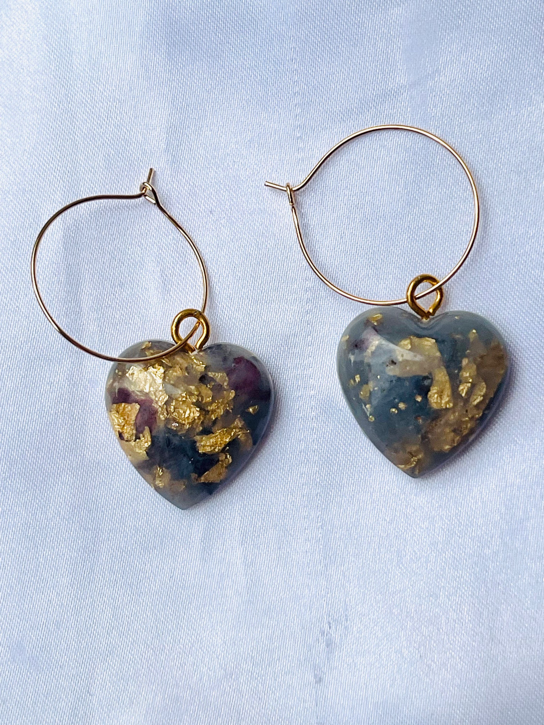 💛 Orecchini Cuoricini con Foglia Oro – Eleganza e Raffinatezza 💛