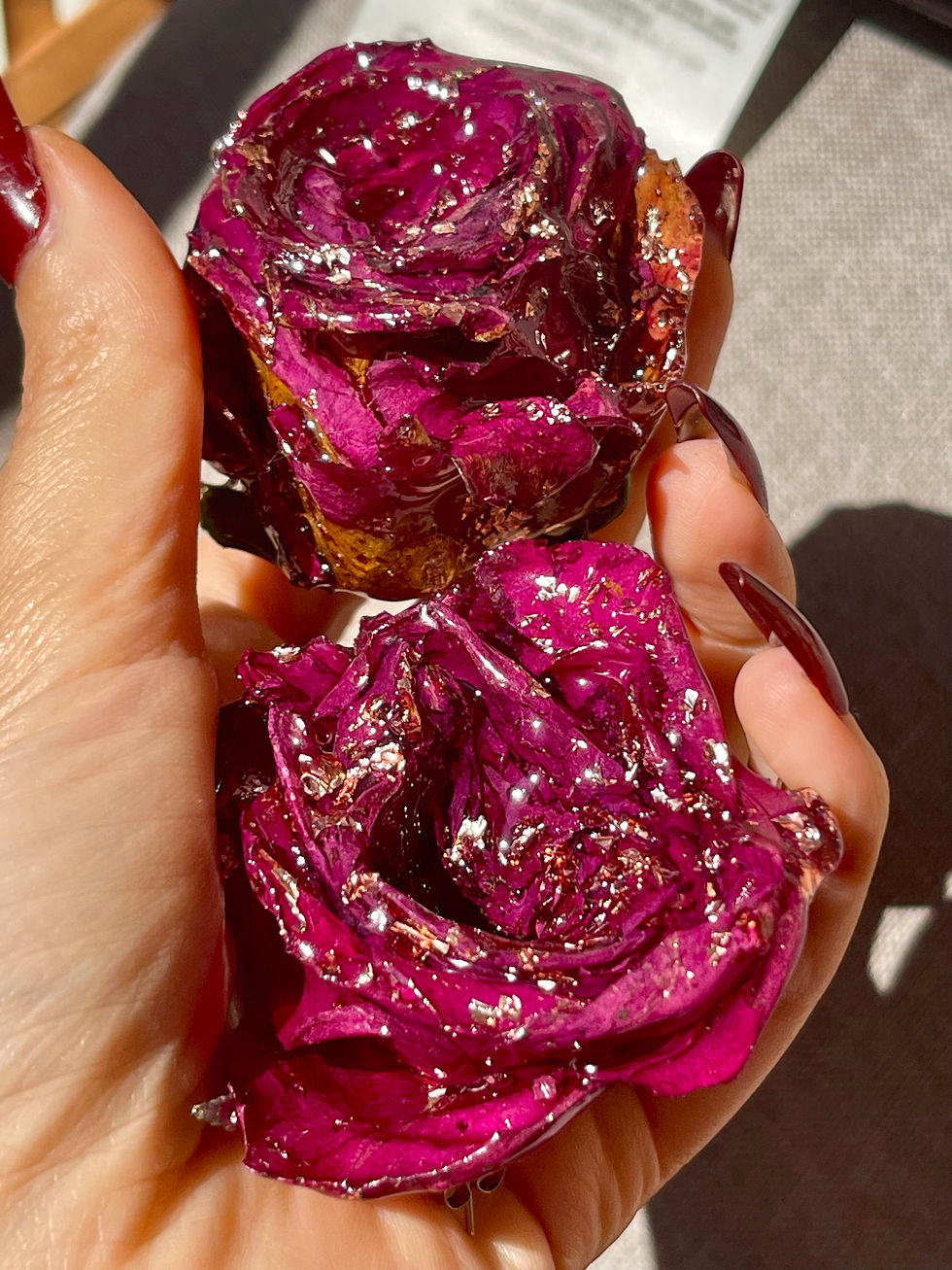 Miniature : 🌹 Orecchini artigianali con vere rose bordeaux e foglia oro rosa | ZAIRIEL