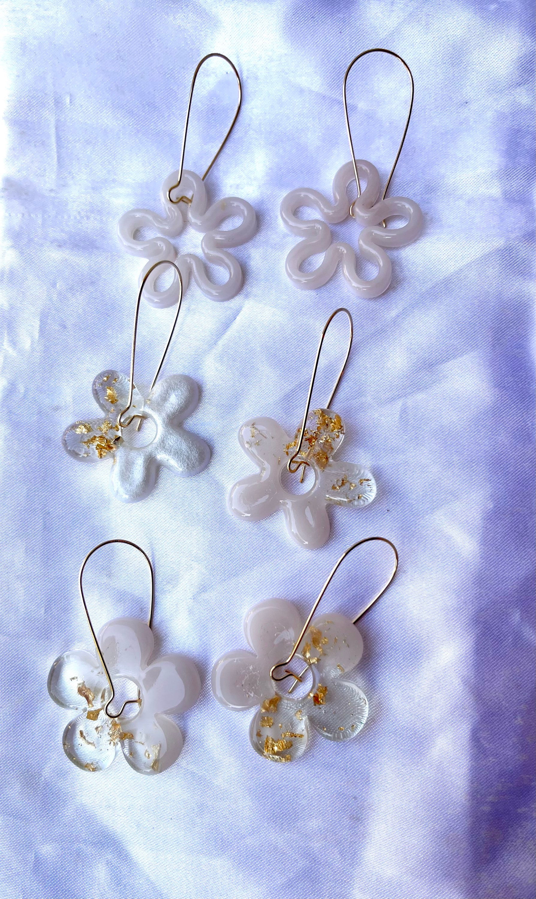 Orecchini fiori beige chiaro creole uniche in resina