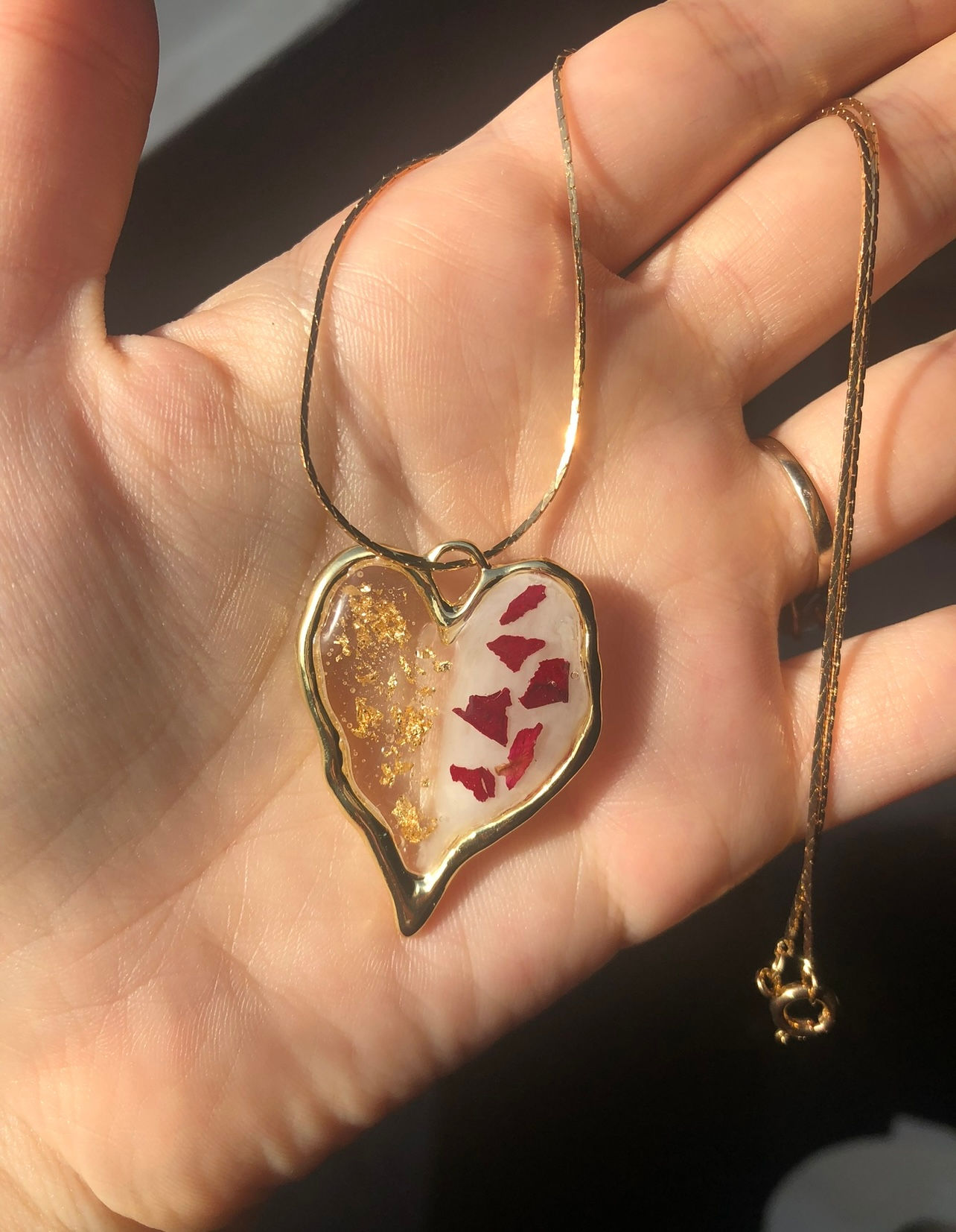 💖✨ Collana Cuore in Resina con Foglia Oro e Petali di Rosa Rossa ✨💖
