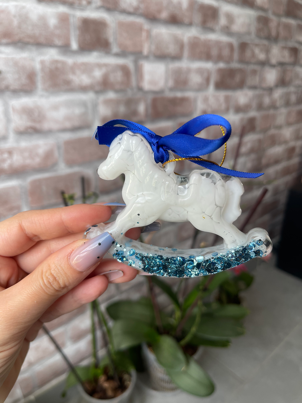 Miniature : 🎠 Cavalluccio a dondolo natalizio in resina – Decorazione artigianale 