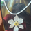Miniatura: Collana con mini narciso bianco – Eleganza delicata da indossare ✨
