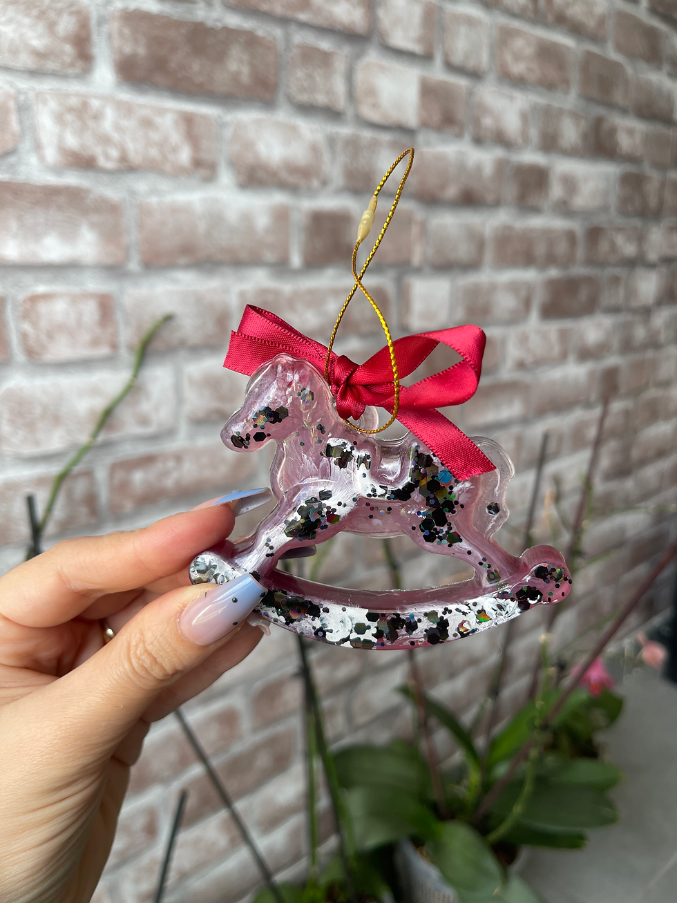 Miniature : 🎠 Cavalluccio a dondolo natalizio in resina – Decorazione artigianale 