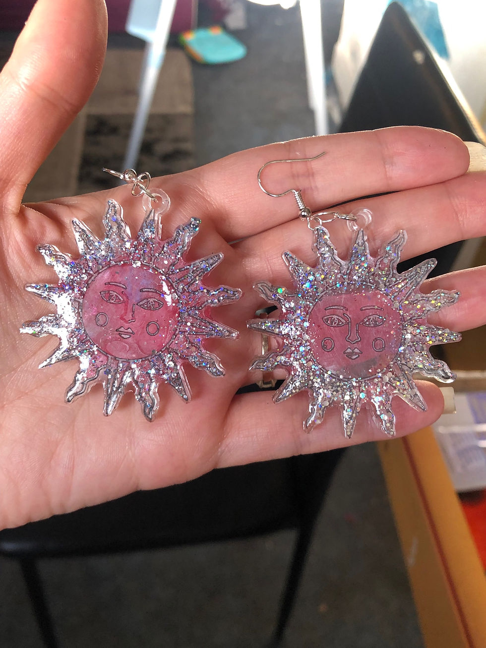 Thumbnail: Orecchini sole in resina 