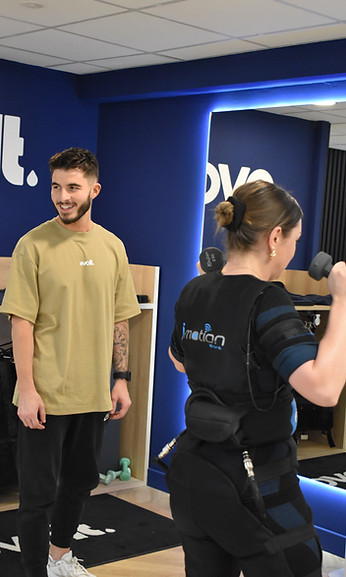 coaching d'une femme dans le club d'electrostimulation evolt