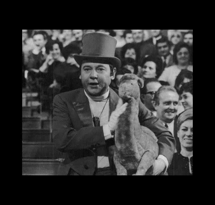 Anteprima di "È tutto falso - Paolo Villaggio, teatro, cabaret, tv 1953-1975"