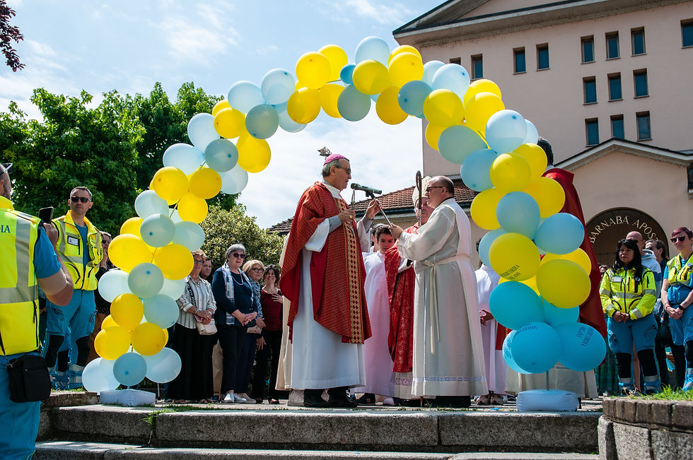 Monsignor Agostinelli alla benedizione dell'ambulanza