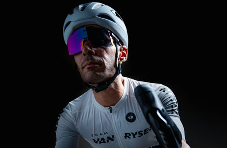 Marco in controluce che pedala sulla sua bicicletta