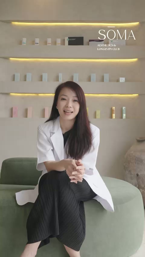 A SŌMA physician in consultation at the clinic in Uluwatu