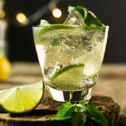 Mojito : rhum blanc, menthe fraîche, jus de citron vert, cassonnade, eau pétillante