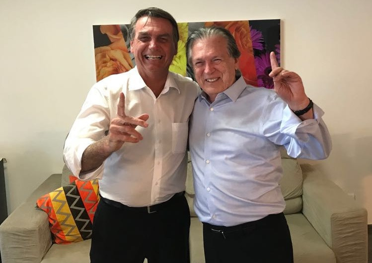 Bolsonaro assina compromisso com o PSL e presidente do PATRIOTA critica