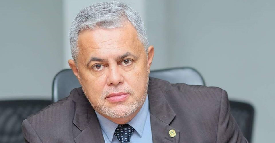 Líder do governo na Câmara, vereador Zeca, manda o prefeito de Valparaíso escolher entre ele ou o secretário de saúde