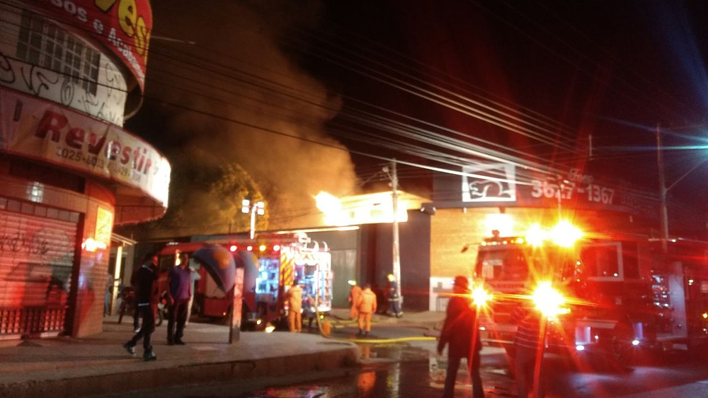 Incêndio destrói madeireira as margens da BR 040 em Valparaíso de Goiás