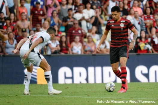 Flamengo empata nos acréscimos e vence o Vasco nos pênaltis