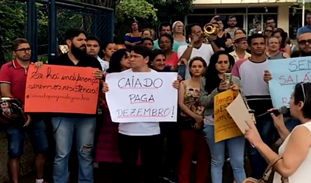 Professores da rede pública de Goiás relatam situações extremas e acusam o governador Caiado de atrasar os salários propositalmente