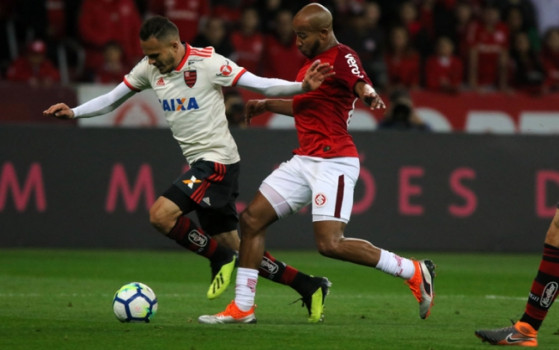 Internacional vence o Flamengo e assume a liderança do Brasileirão