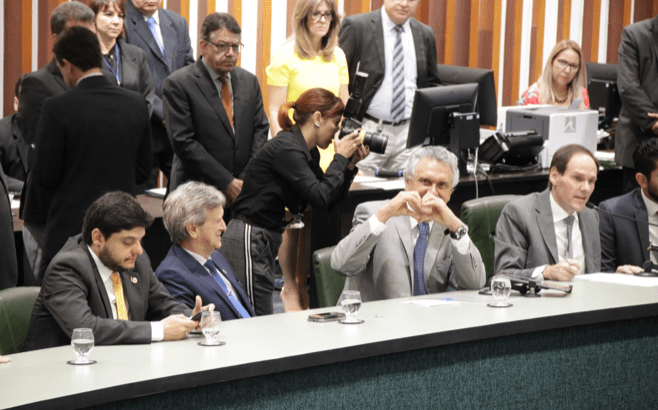 Caiado mandou coraçãozinho quando queria mostrar o dedo e mandou beijinhos quando queria mostrar a língua para os professores
