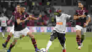 Corinthians joga melhor, mas Flamengo vence e avança na Copa do Brasil
