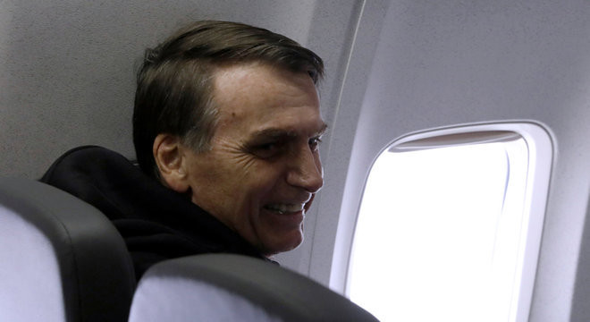 Após 18 dias de internação, Bolsonaro recebe alta e já está em Brasília