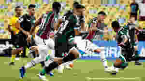 Cirúrgico, Goiás marca aos 45 do segundo tempo e vence o Fluminense sem pontaria