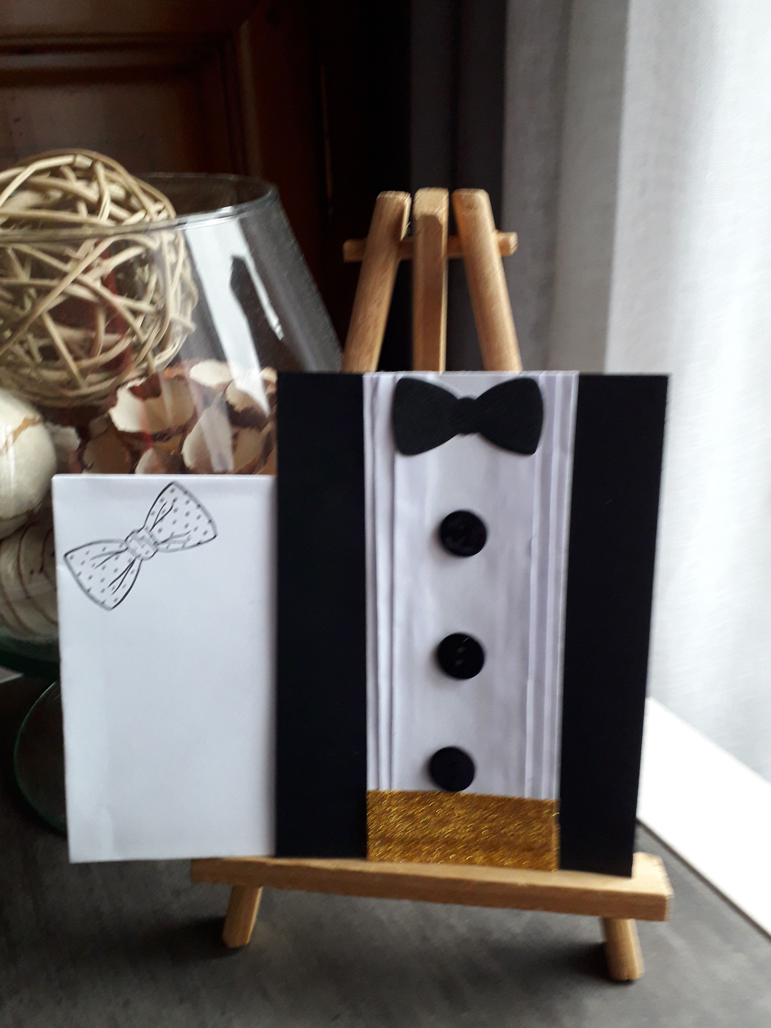 carte smoking noir avec nœud papillon vue de face