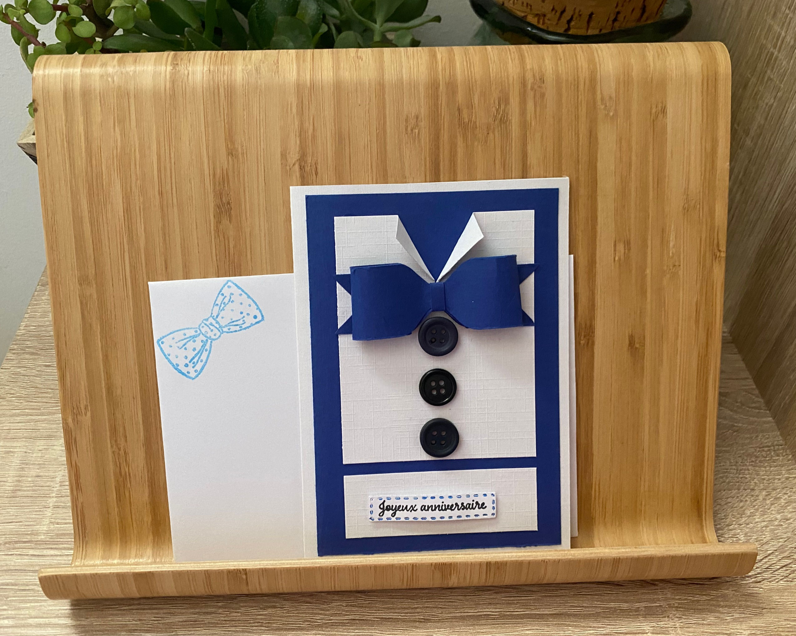 Carte chemise blanche, nœud papillon bleue, 3 boutons vue de face