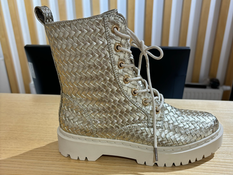 Goldig oder? Unser Herz schlägt höher! Perfekt für den Herbst. Wie findet ihr die Boots?