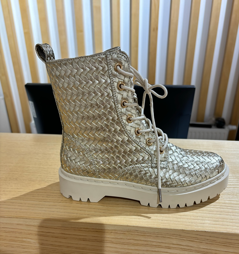Goldig oder? Unser Herz schlägt höher!                           Perfekt für den Herbst. Wie findet ihr die Boots?  