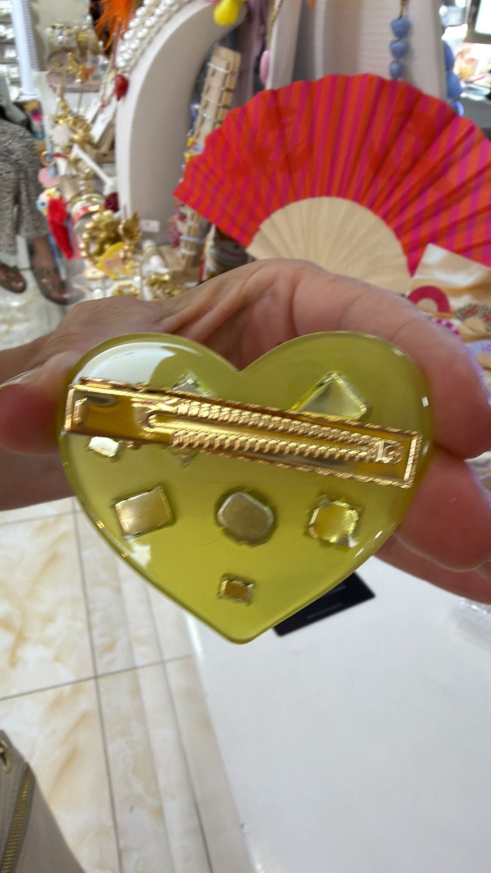 Miniaturbild: Brosche in Herzform mit bunten Steinen 
