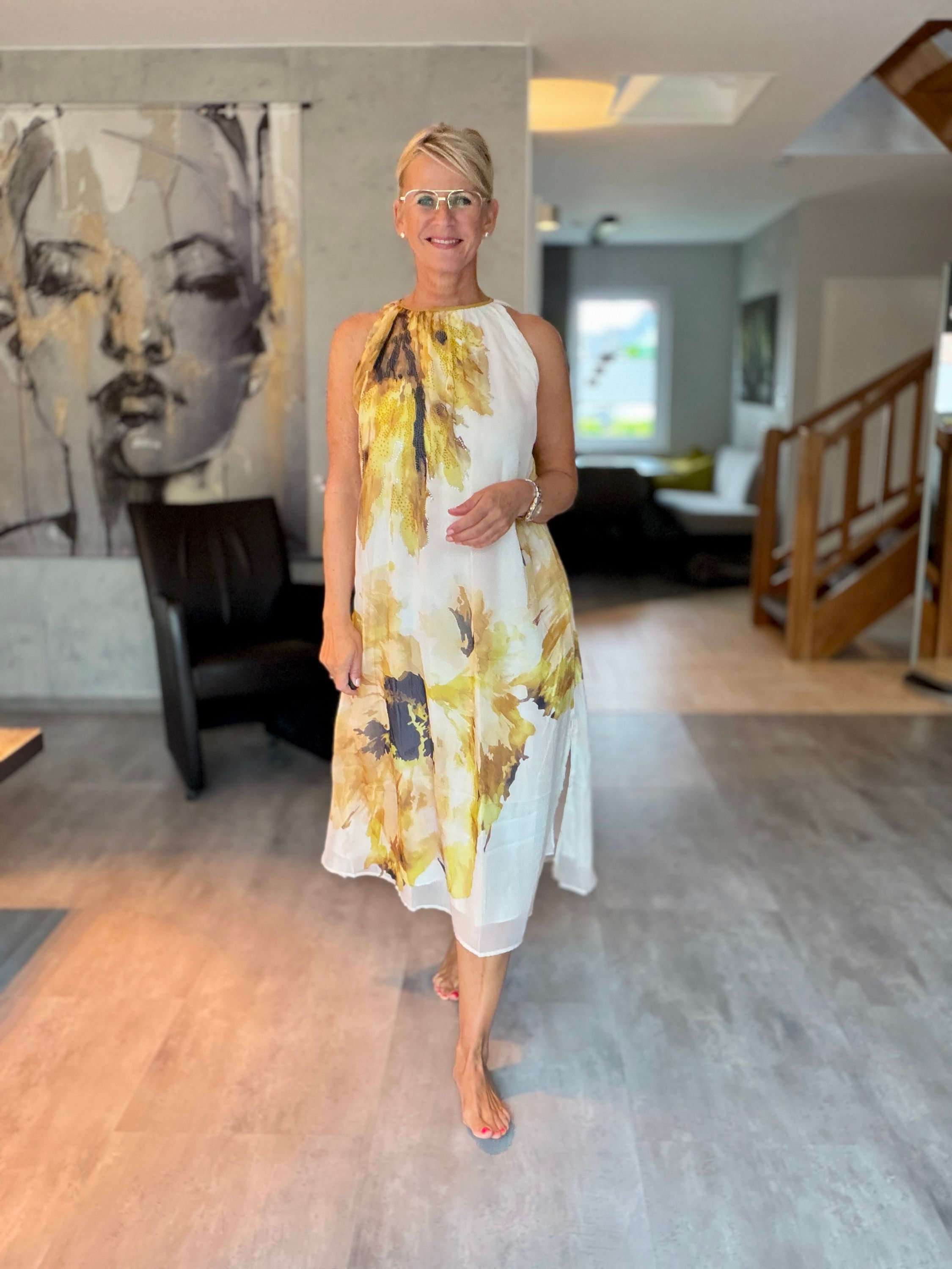 Kleid mit Steinchen und floralem Druck