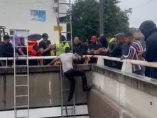 CAMIÓN DE TRANSPORTE PÚBLICO, QUEDÓ ATRAPADO EN UN PASO A DESNIVEL EN LA COLONIAGREMIAL.