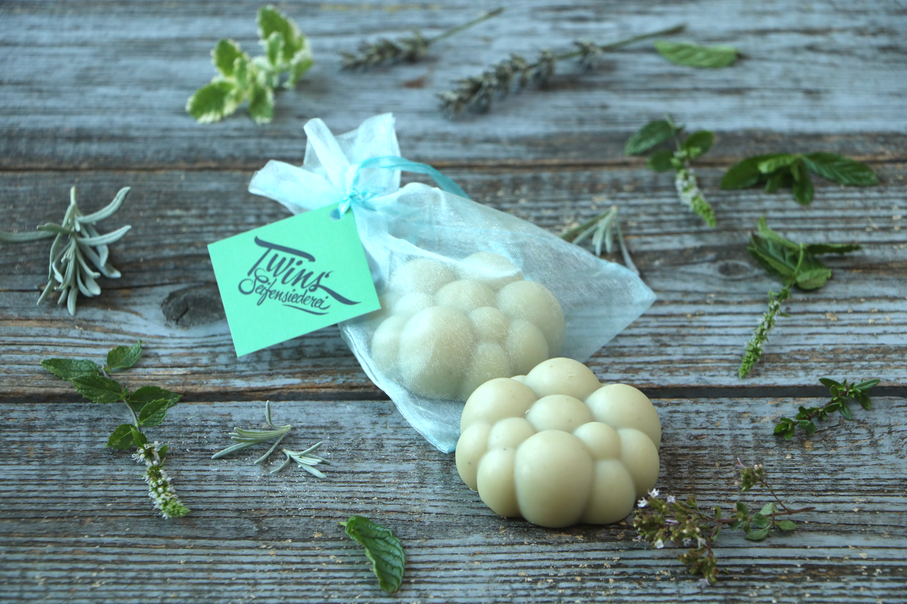 Kräutergarten mit grüner Tonerde & Koksmilch (vegan)