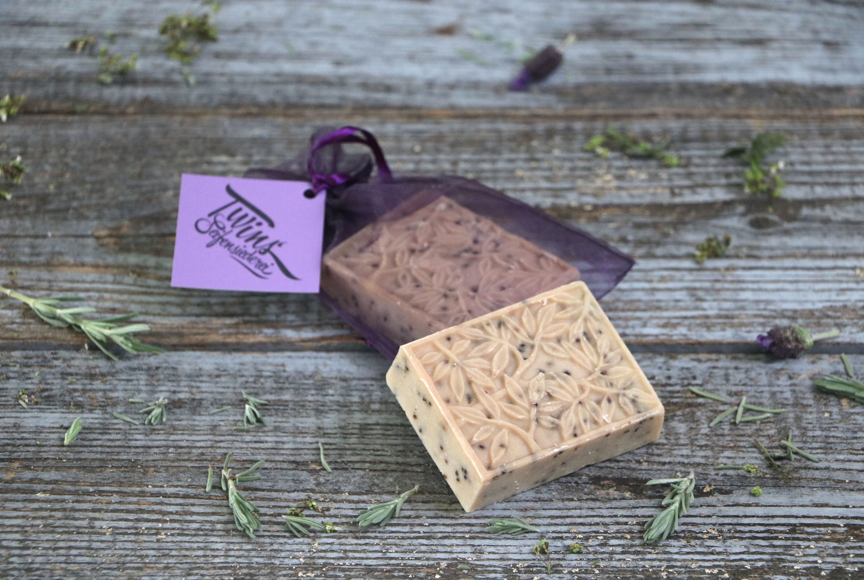 Peelingseife-Patchouliharmonie mit Chiasamen, Honig & Lavaerde