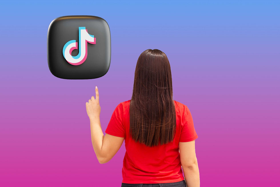 Mladá žena ukazuje na ikonu TIKTOK, ktorý je jedným z novodobých vyhľadávačov pre genZ