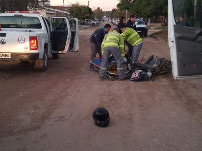 Una mujer hospitalizada al caerse de su moto en Provincias Unidas al 200