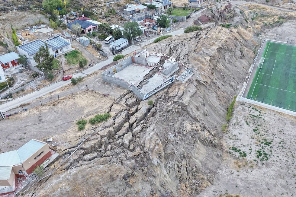 Emergencia en Comodoro Rivadavia: colapsó un cerro y arrasó varias viviendas