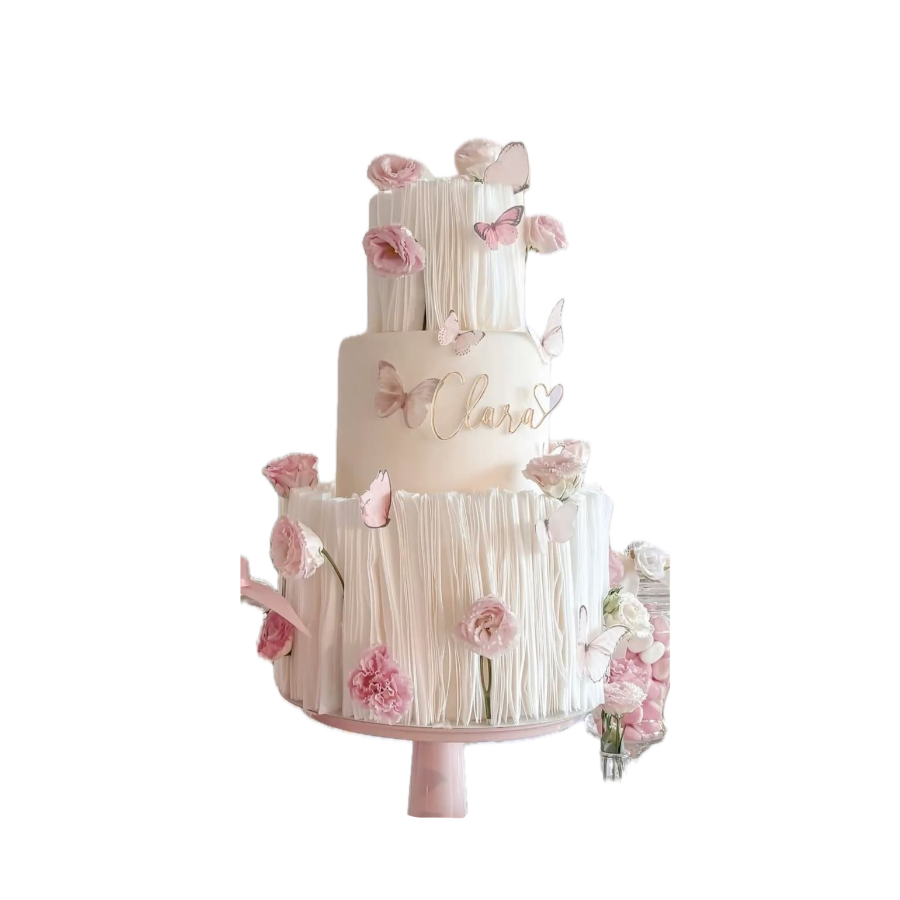 Pastel de XV años de tres niveles con un diseño romántico y etéreo. Destaca por su elegante combinación de pliegues de azúcar